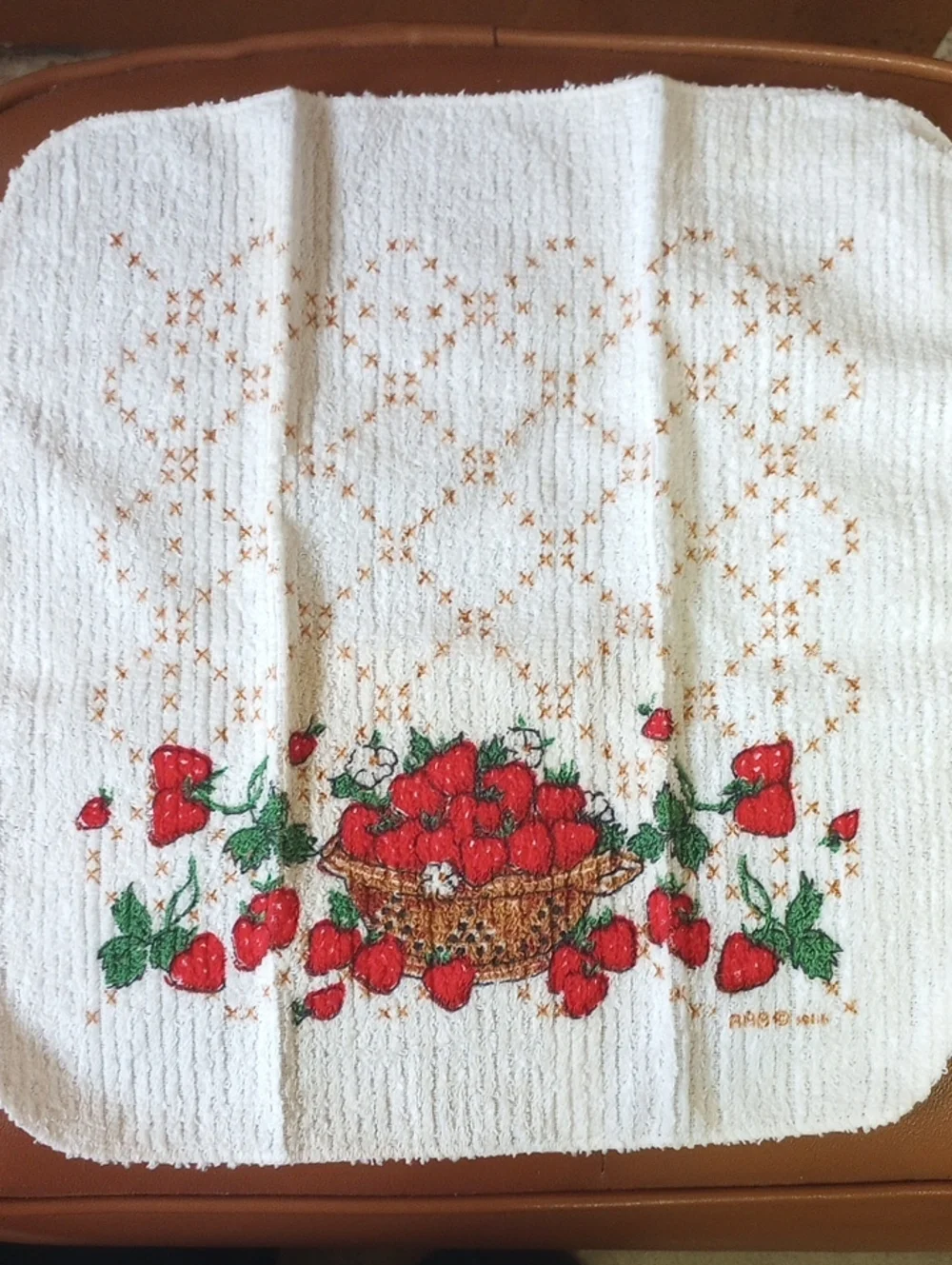 Vintage Strawberry 9-Piece Kitchen Linen Lot: Towels, Dishcloths, Decor. As-Is